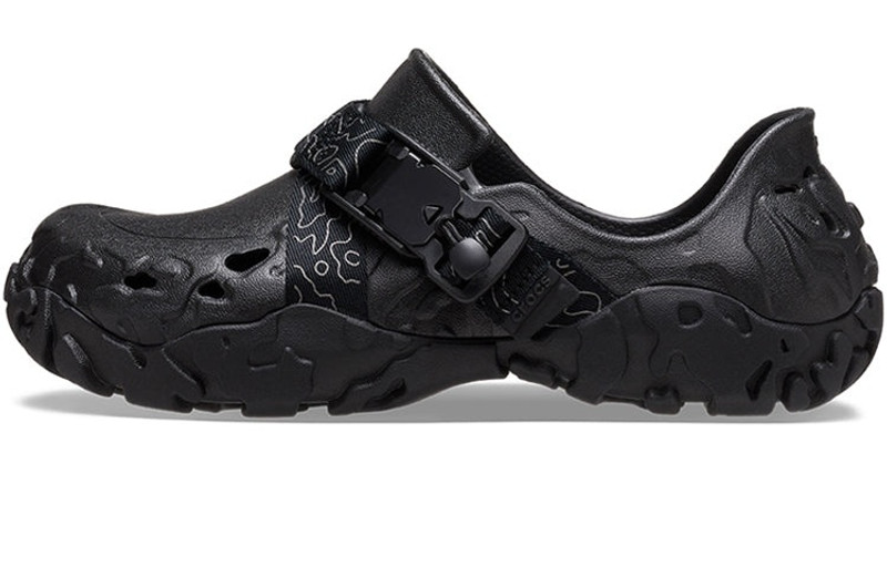 crocs 블랙 All-Terrain Atlas Clogs outlook