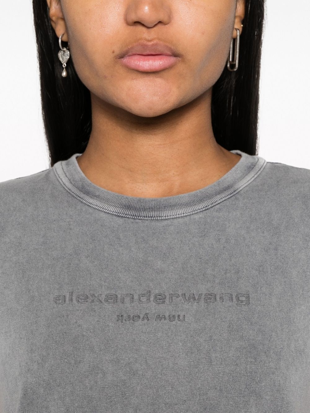 logo-embossed cropped T-shirt - 5