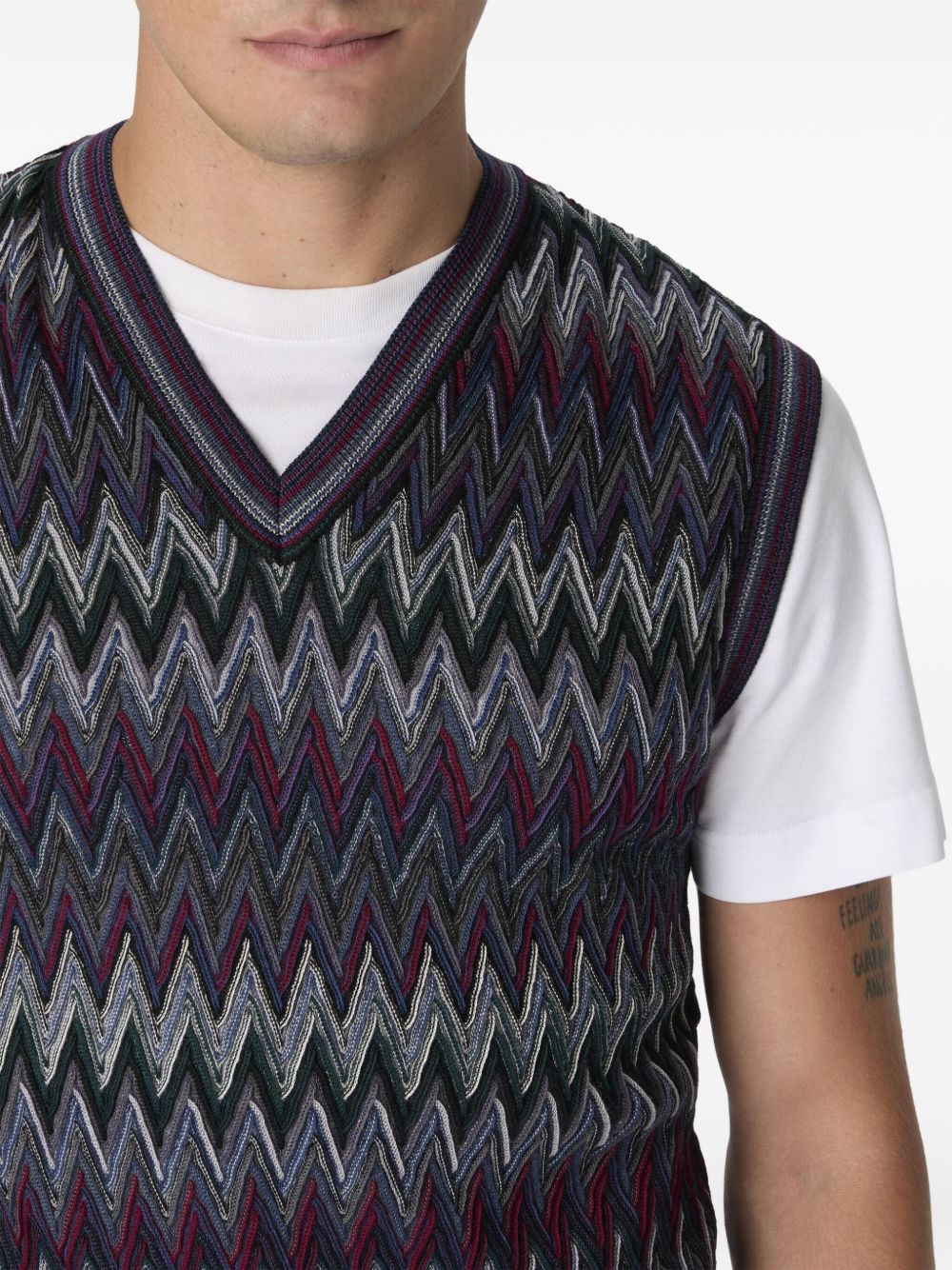 chevron-pattern V-neck sweater vest - 4