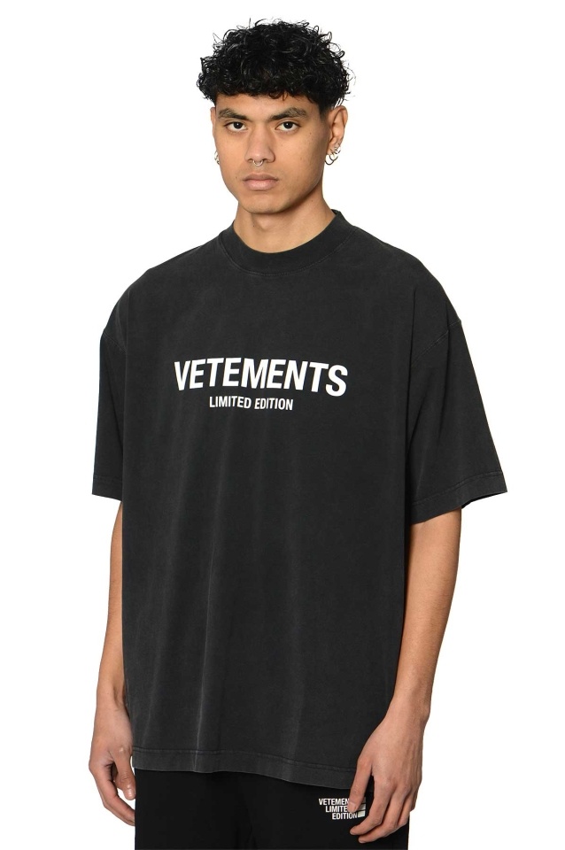 【VETEMENTS】 LOGO T-SHIRT ロゴTシャツ VETEMENTS - Logo Cotton T-shirt Vetements