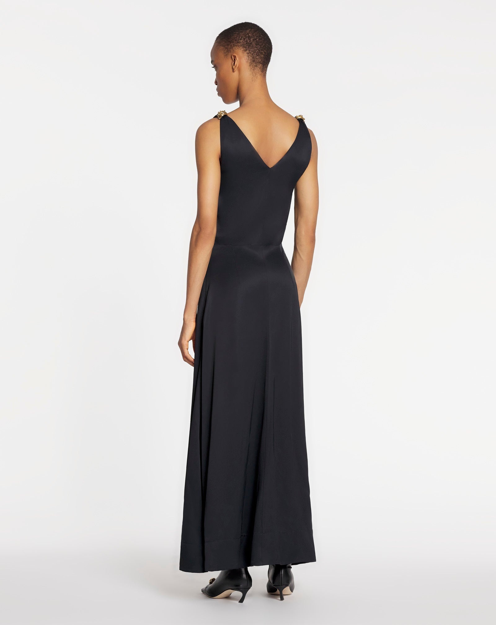 SLEEVLESS V NECK FLARE MIDI DRESS IN SATIN - 4