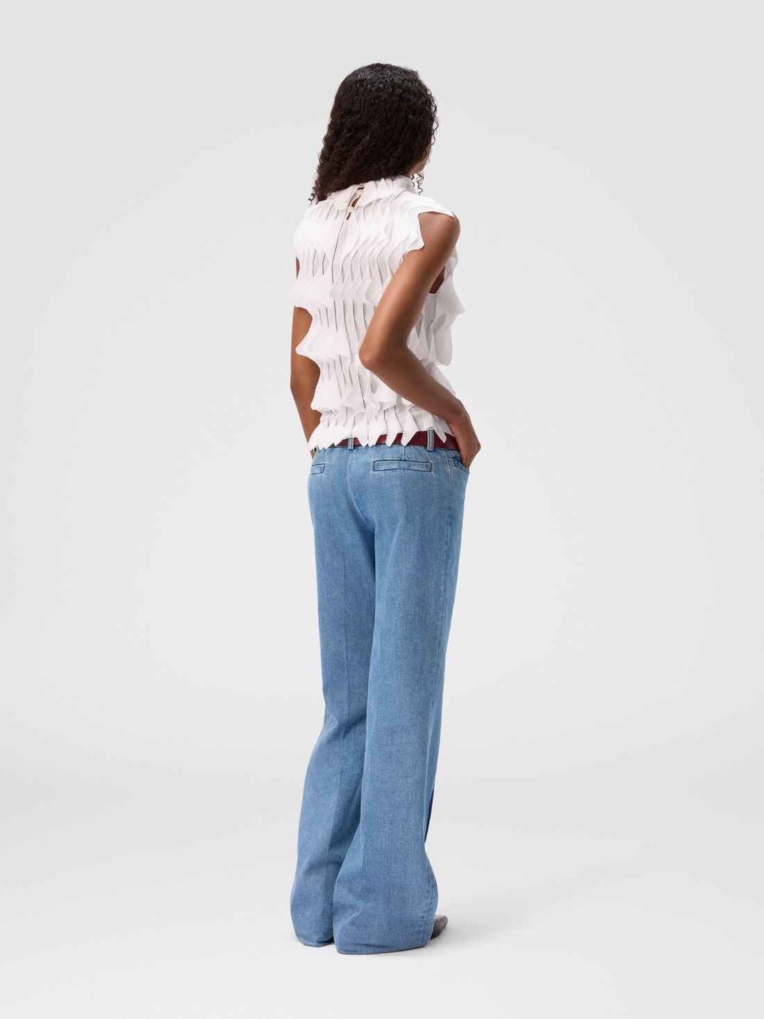 Sleeveless top with ruffles - 3