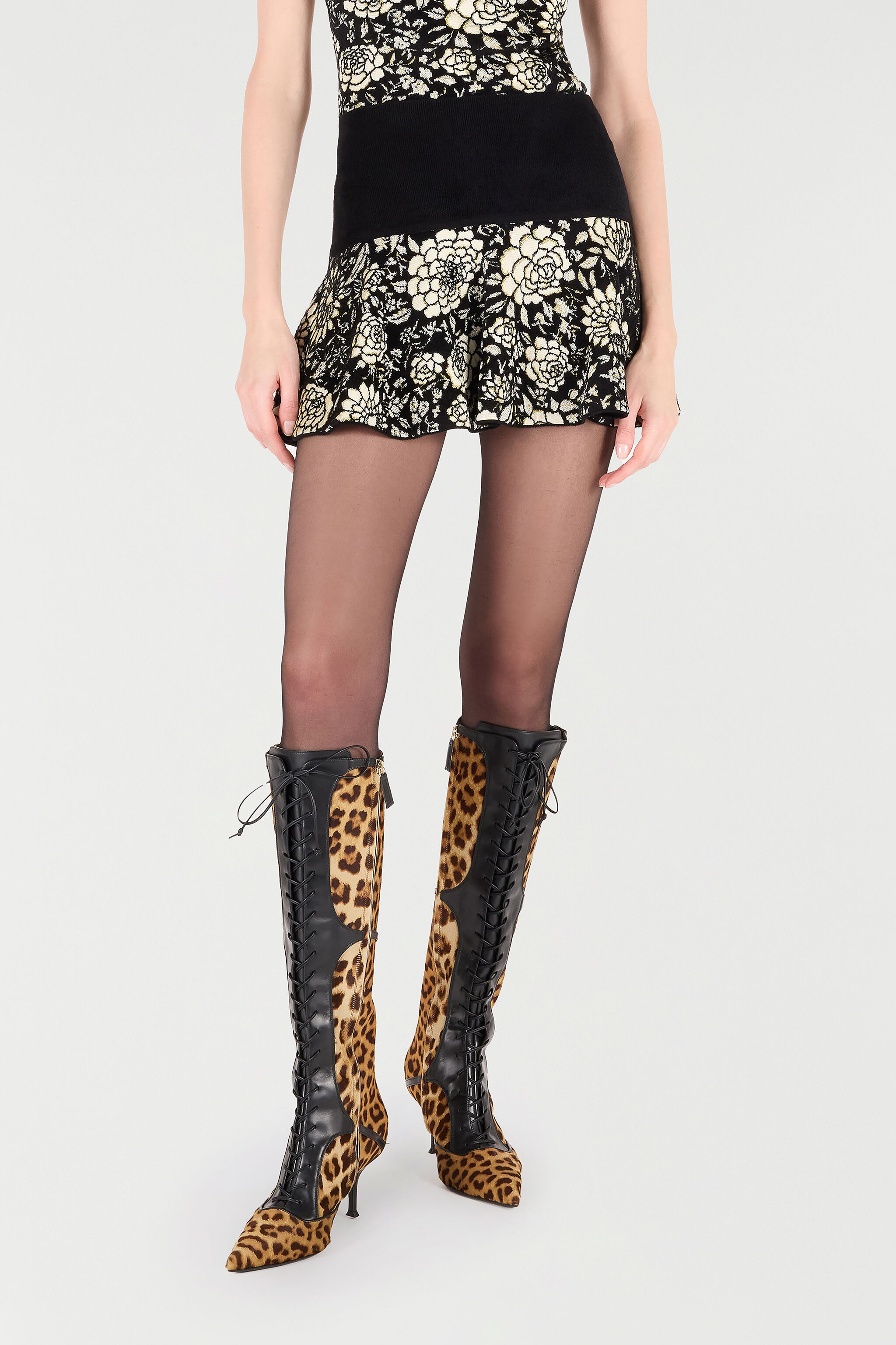 Miniskirt With Jacquard Floral Pattern - 3