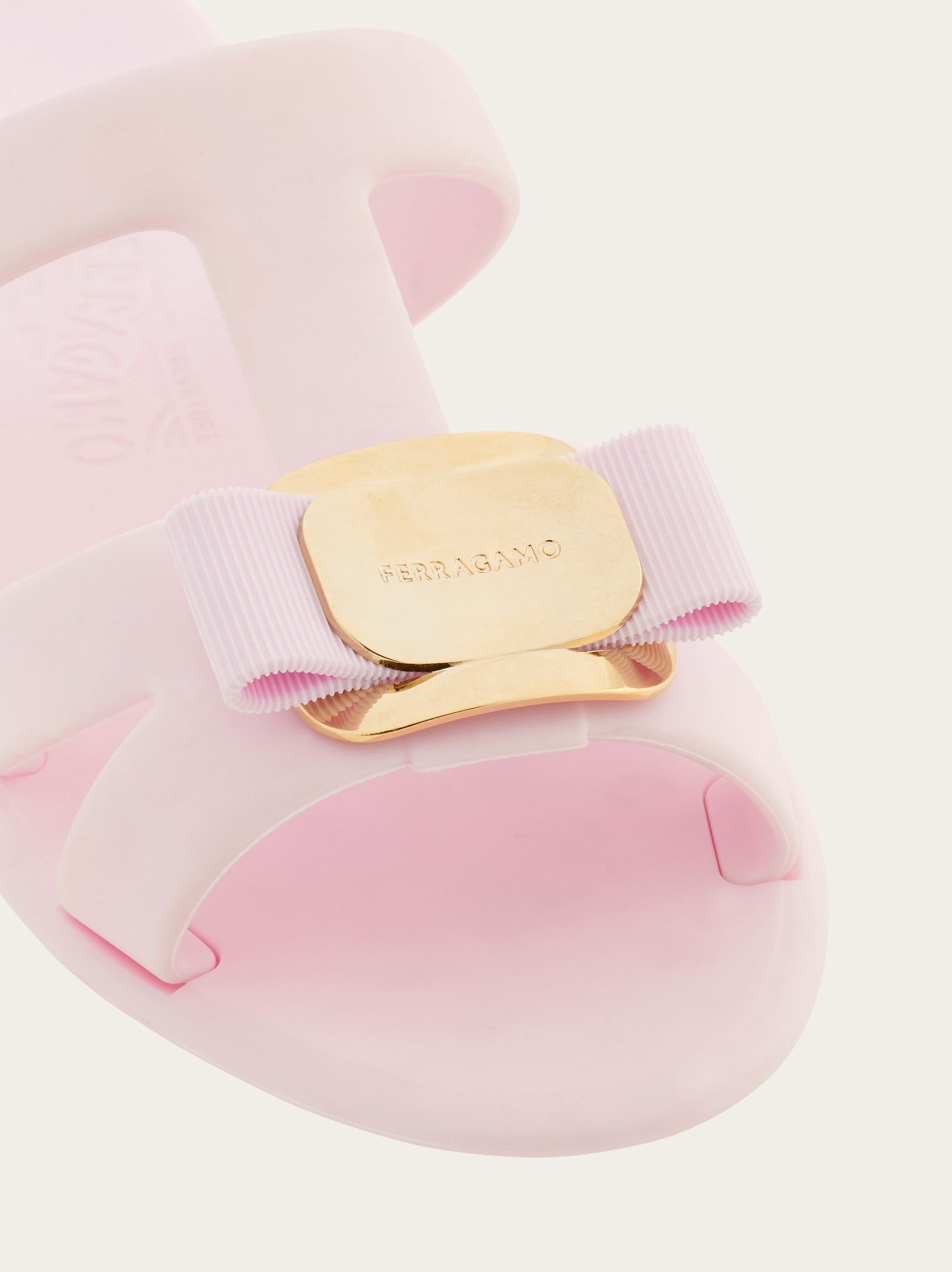 【FERRAGAMO】NEW VARA PLATE STRAPPY SLIDES FERRAGAMO New Vara plate strappy slide | REVERSIBLE