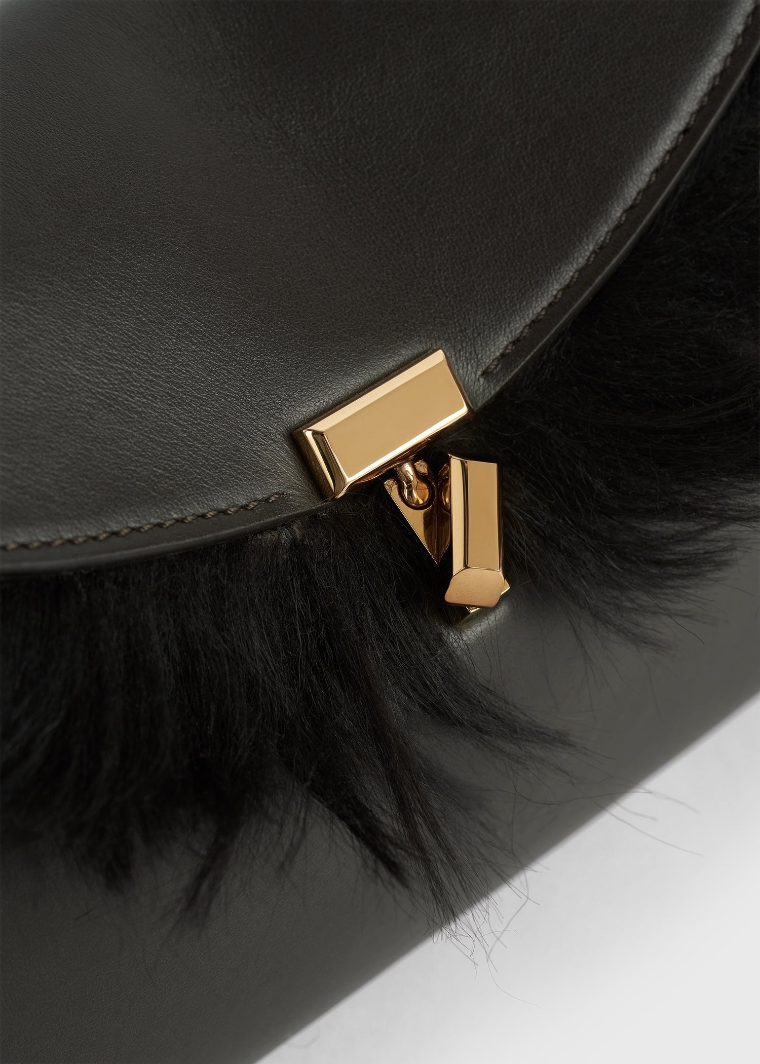 Shearling T-Lock clutch bark - 6