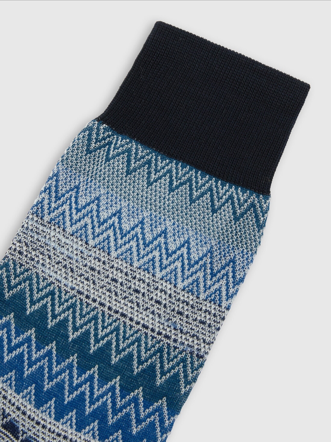 Short socks in 100% cotton with striped zig-zag pattern. - 3
