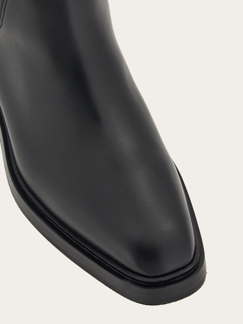 Hug buckle boot 7