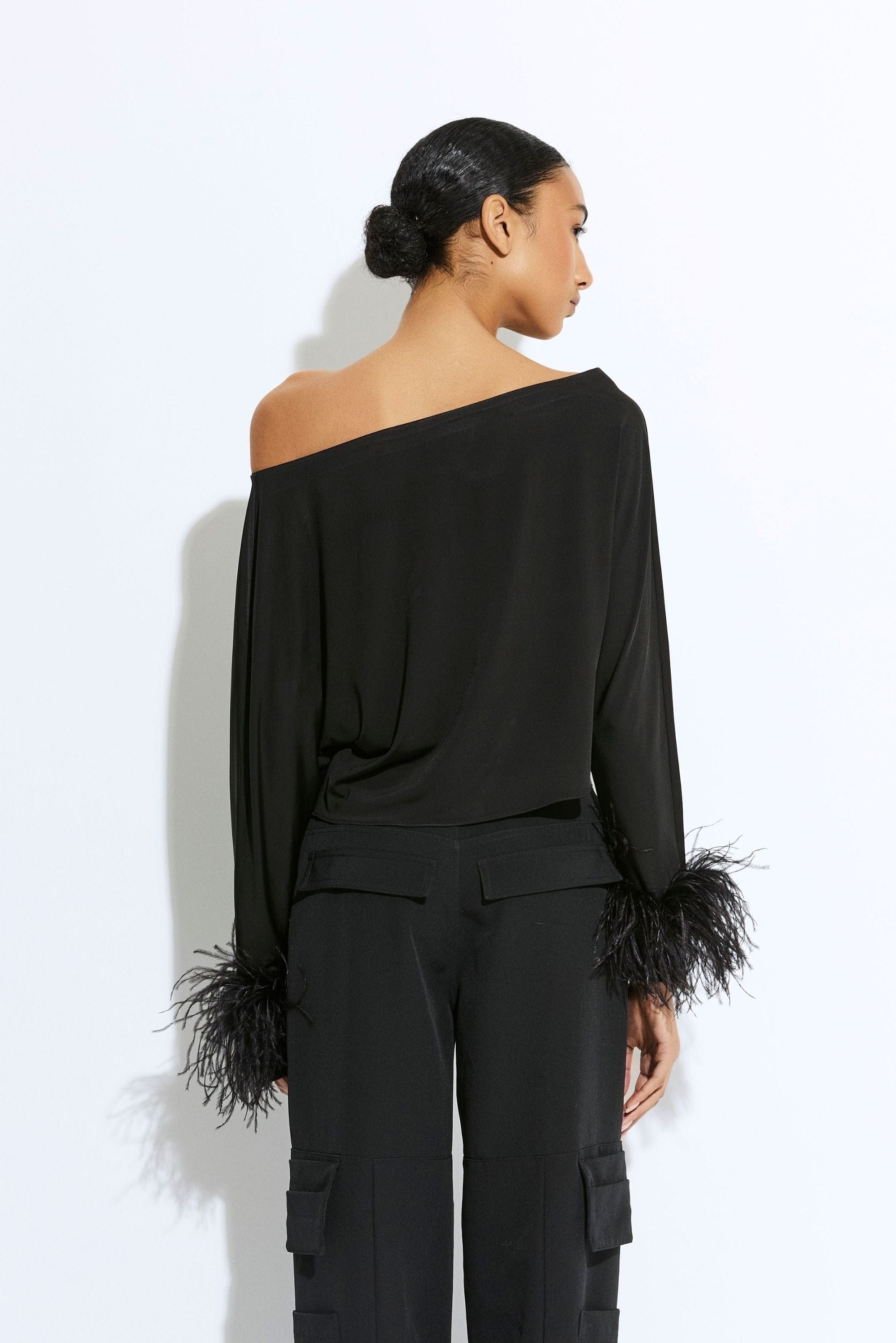 Lightweight Jersey Off The Shoulder Top With Feathers - 3