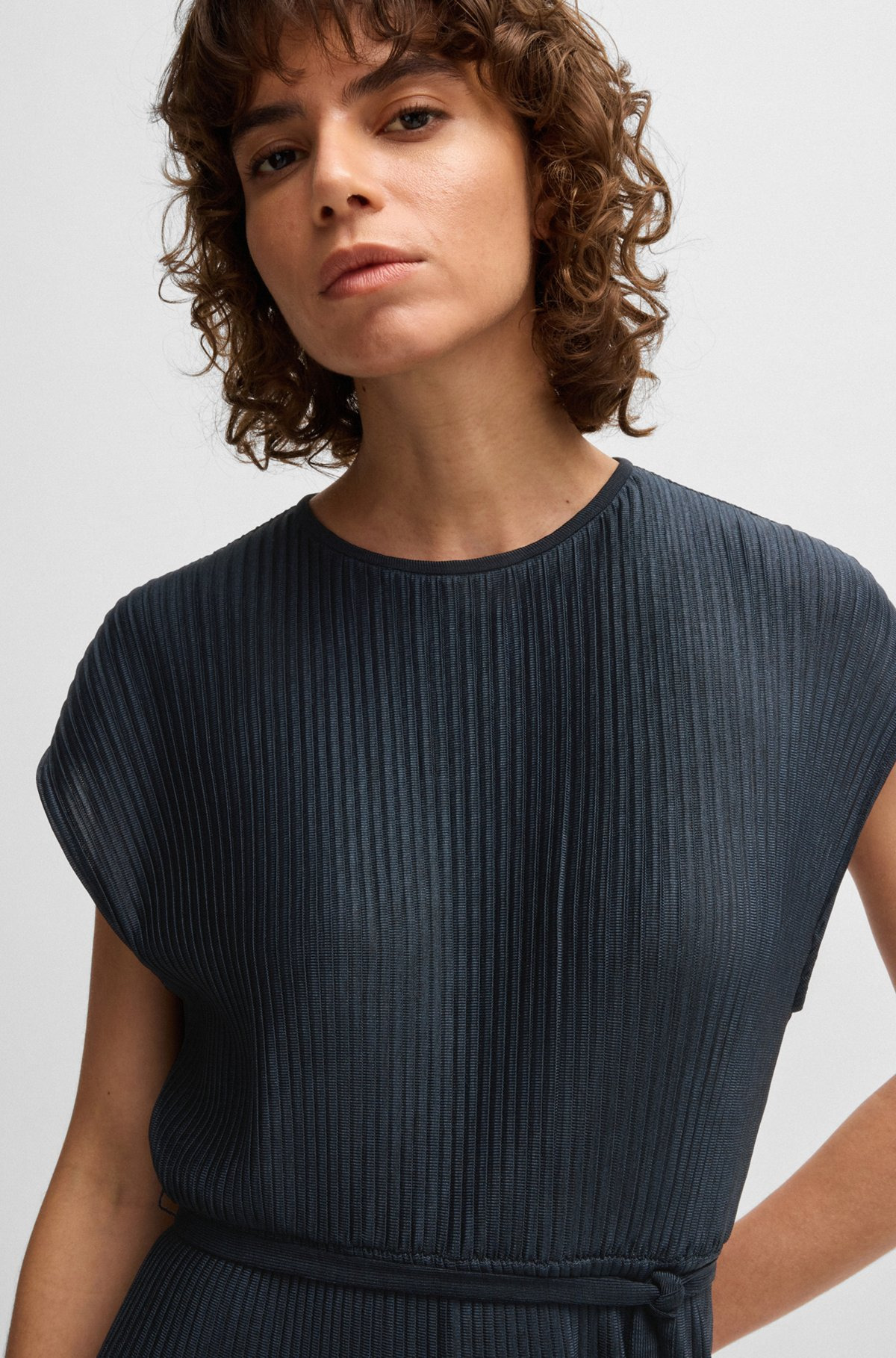 BELTED SLEEVELESS DRESS IN HIGH-SHINE PLISSÉ - 4
