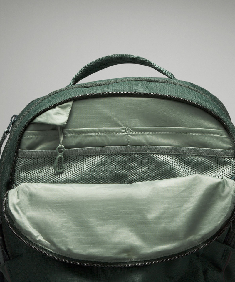 Triple-Zip Backpack 28L 8