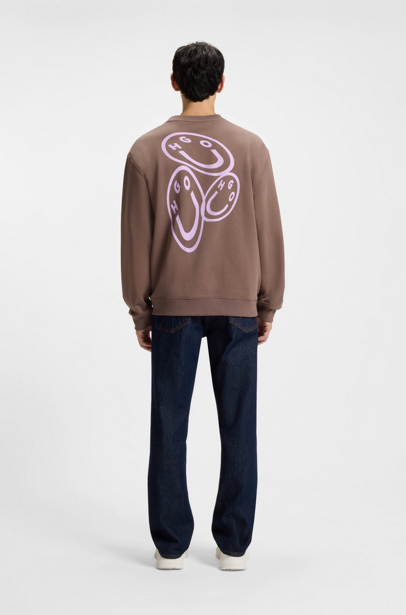 ALL-GENDER SWEATSHIRT WITH HAPPY HUGO ARTWORK 4