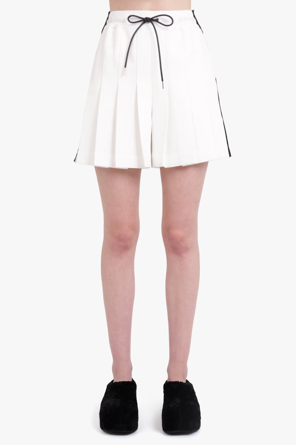 DRAWSTRING SIDE PANEL PLEATED SHORT | WHITE/BLACK - 4