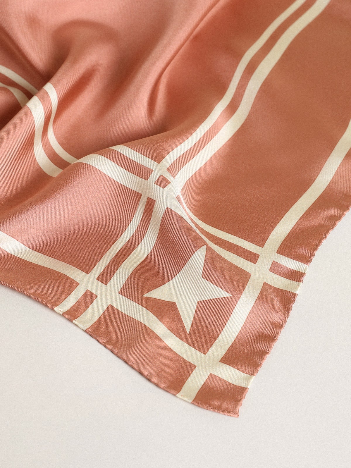 Old-rose-colored Golden Collection scarf with contrasting white stars and stripes - 2
