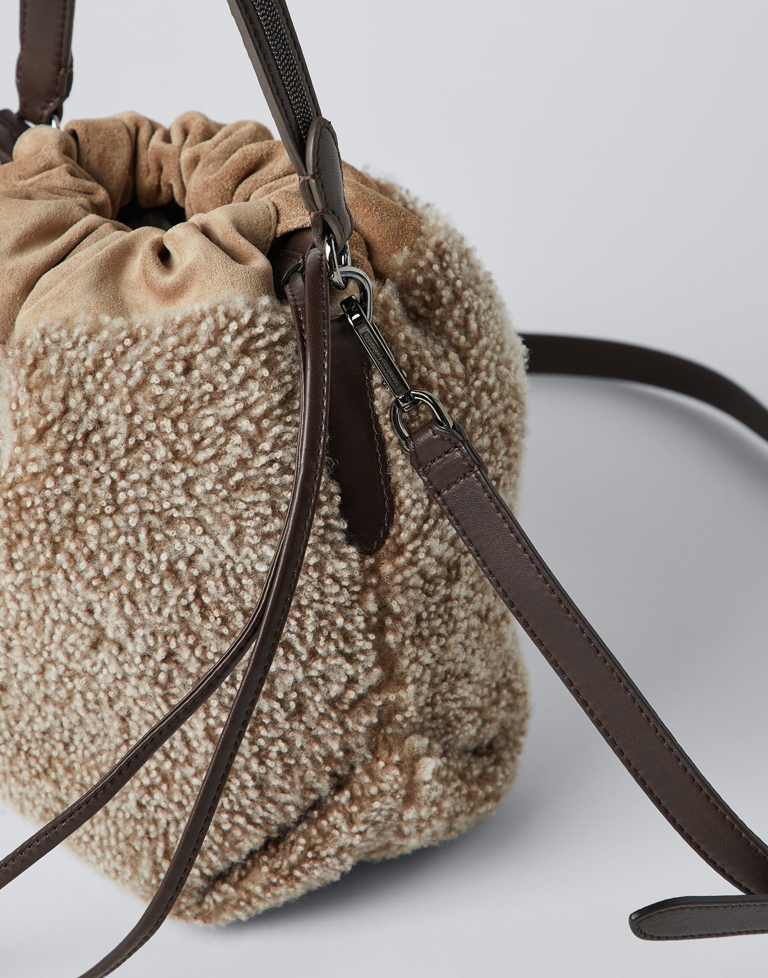 Curly shearling and suede bucket bag with monili - 3