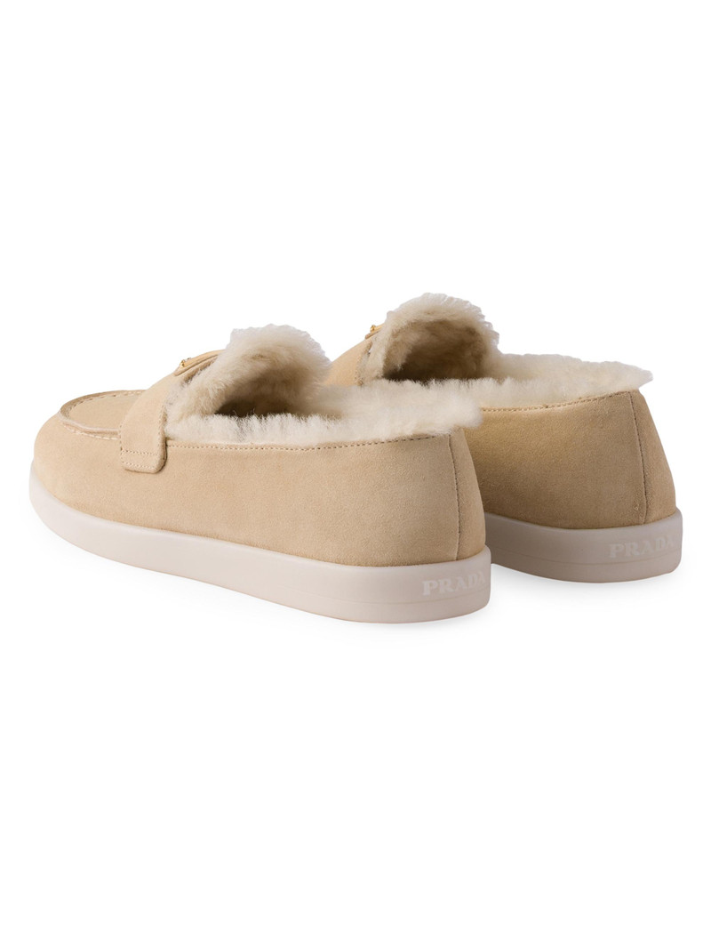 Suede 과 shearling loafers 3