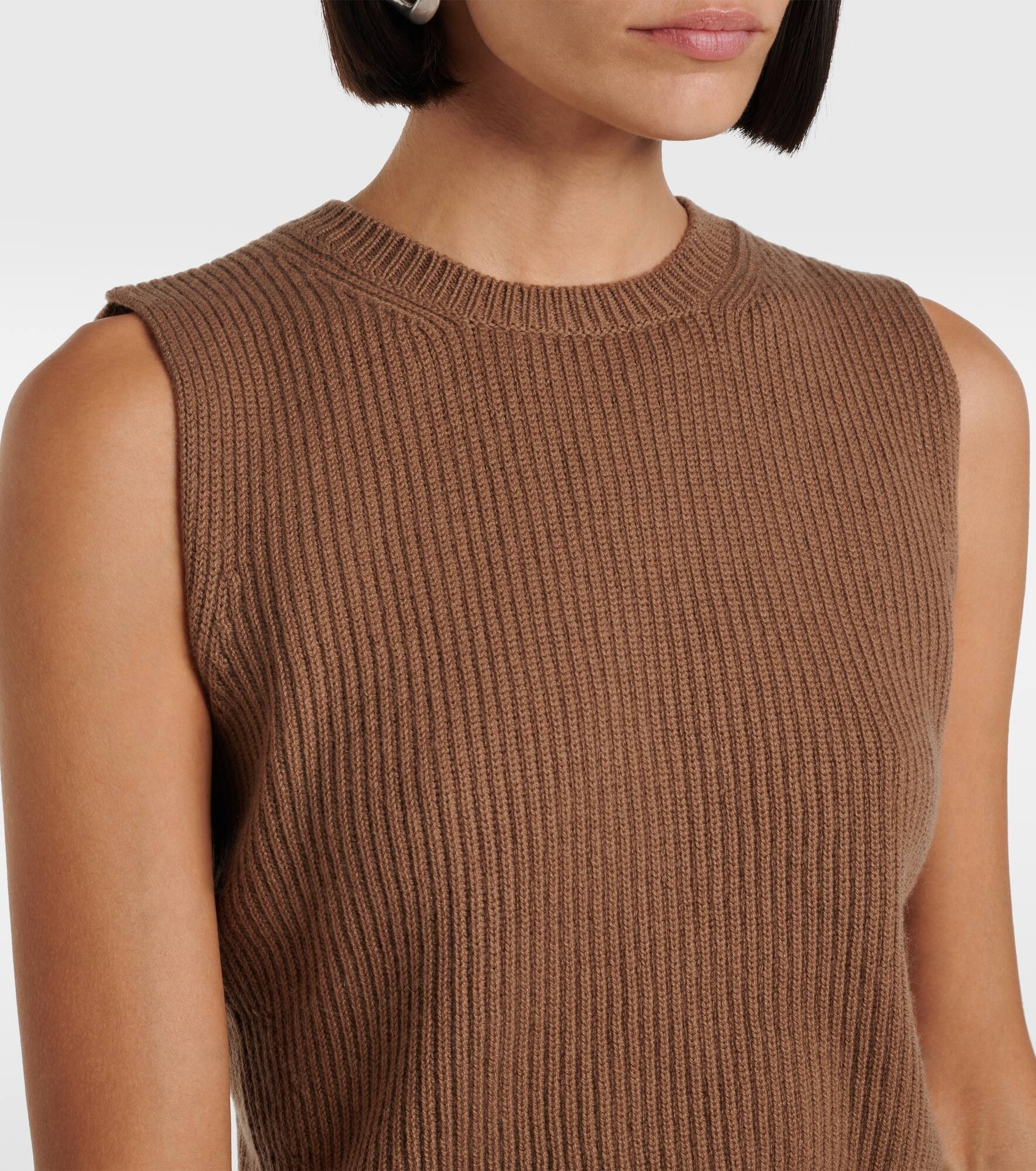 Wool sweater vest - 4