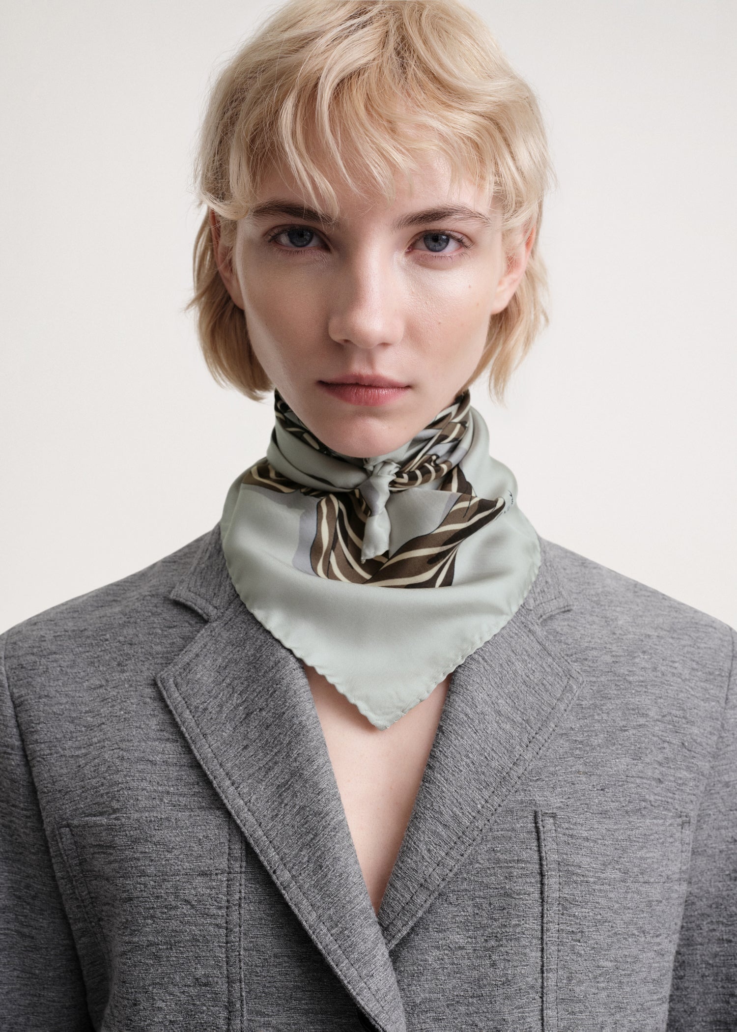Knotted monogram silk scarf silver grey - 3