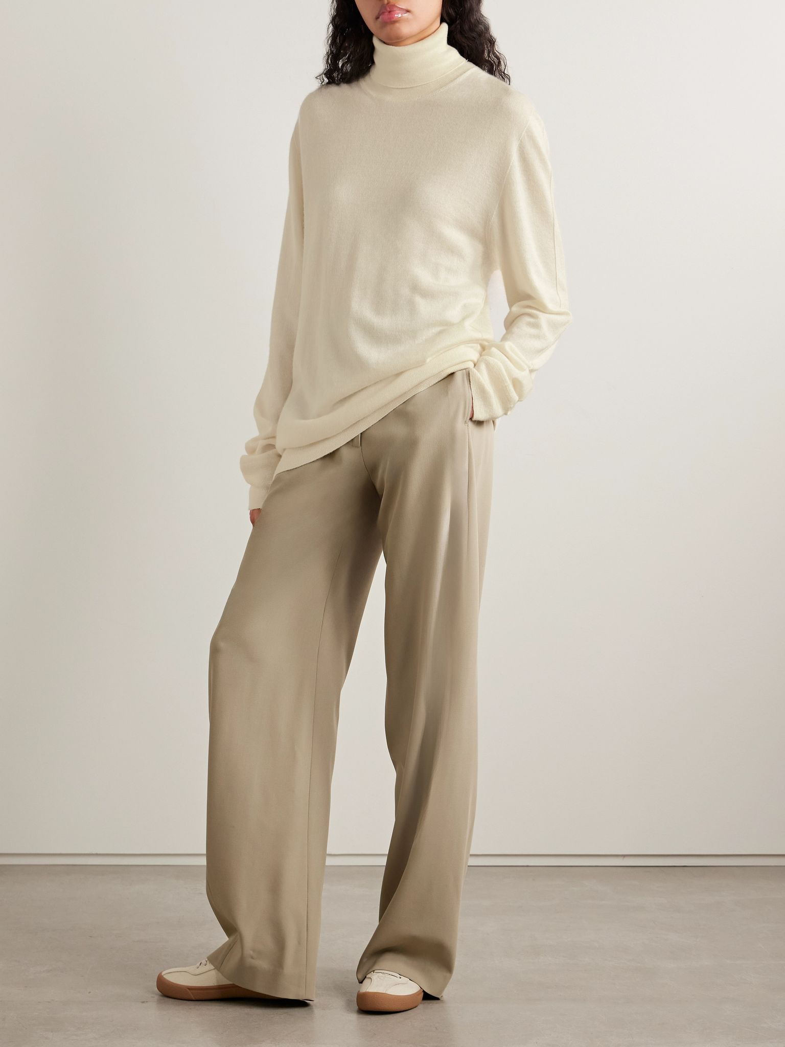 Lizzy oversized cashmere turtleneck sweater Ivory - 2