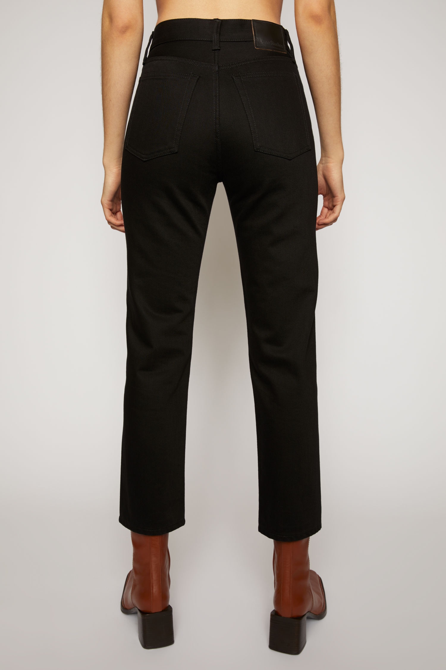 Cropped straight-leg jeans stay black - 3