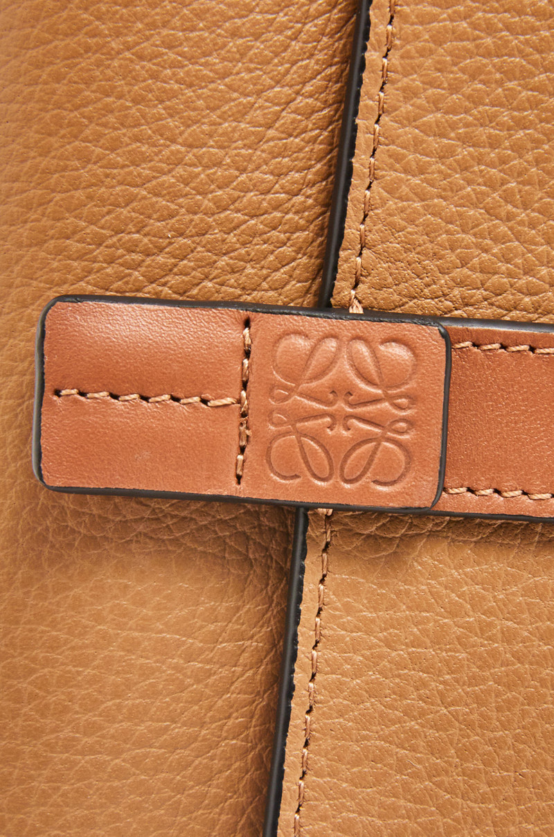 Small vertical wallet in soft grained calfskin 5