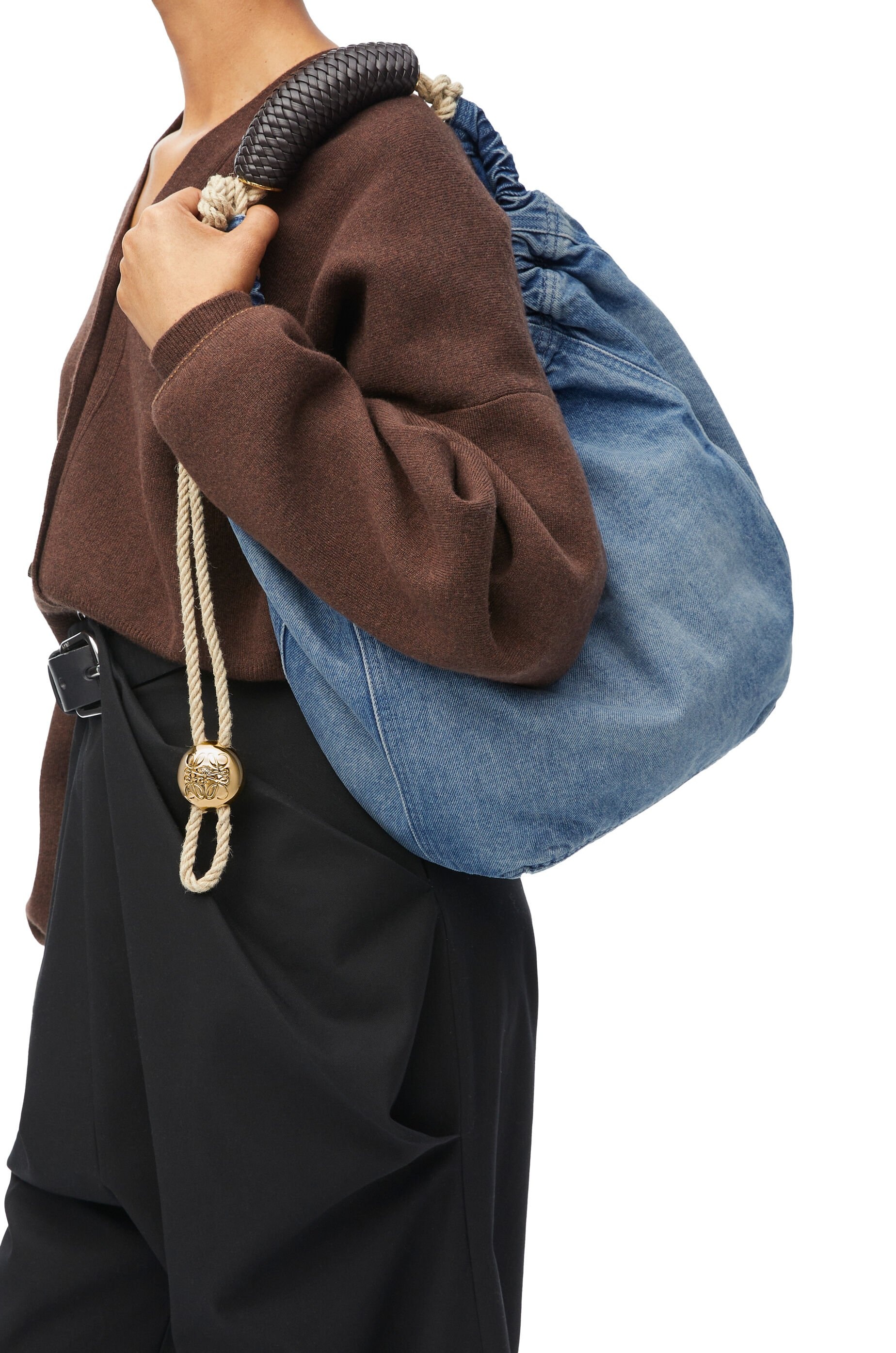 Medium Squeeze bag in washed denim - 3