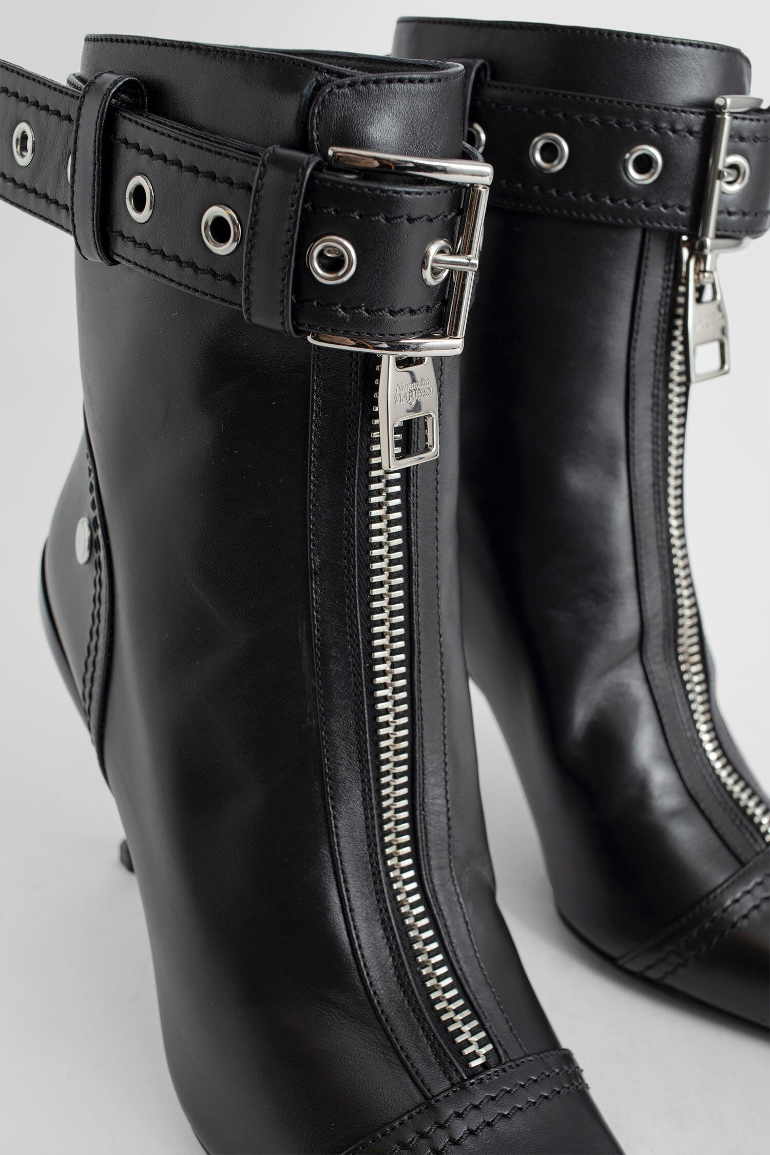 ALEXANDER MCQUEEN WOMAN BLACK BOOTS - 6