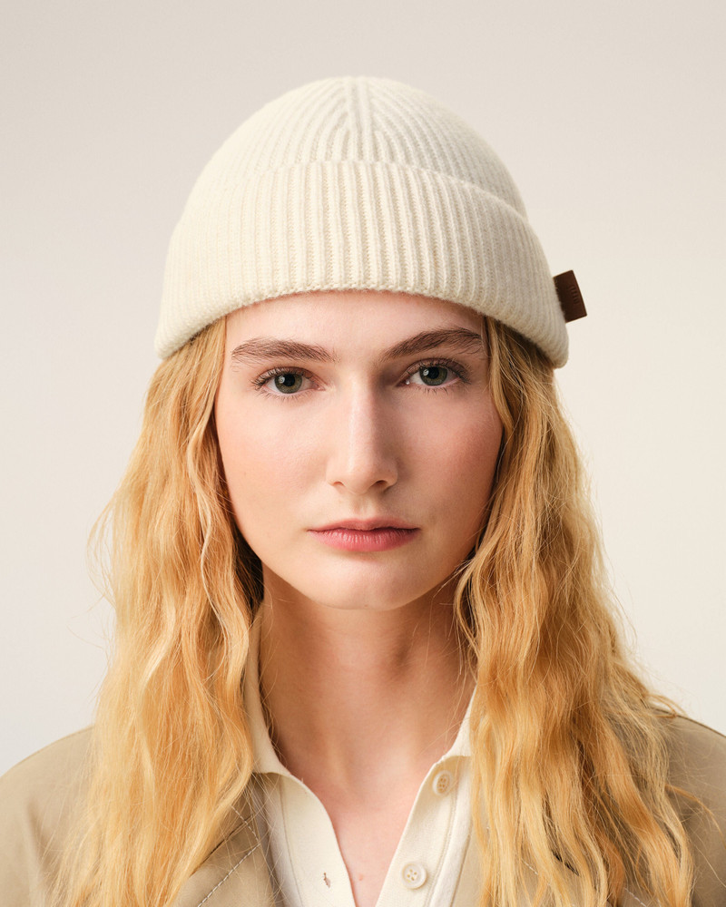 AMI Paris WHITE WOOL AMI LEATHER LABEL BEANIE outlook