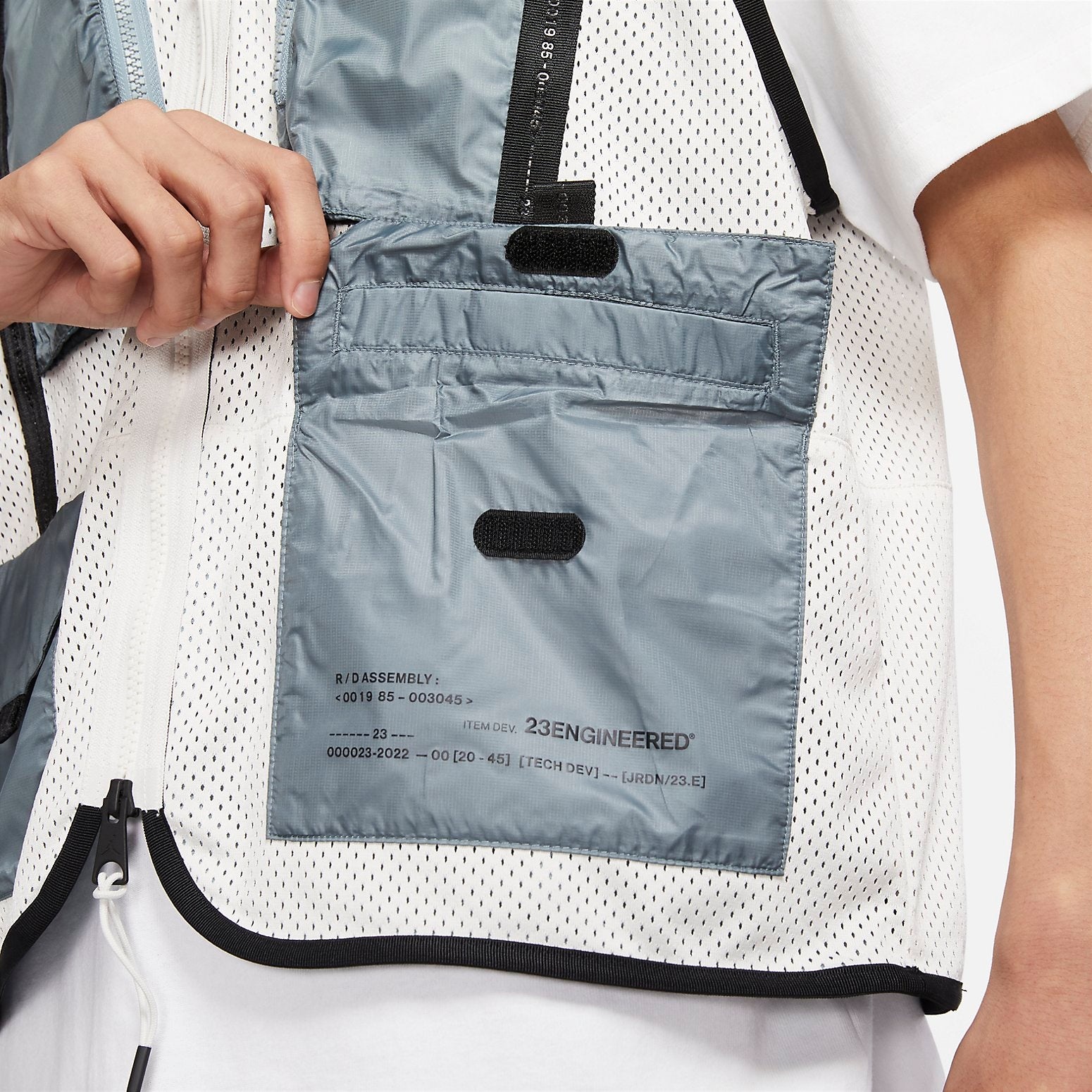 Air Jordan 23 Engineered Utility Cargo Vest 'White Blue' DM1387-030 - 3