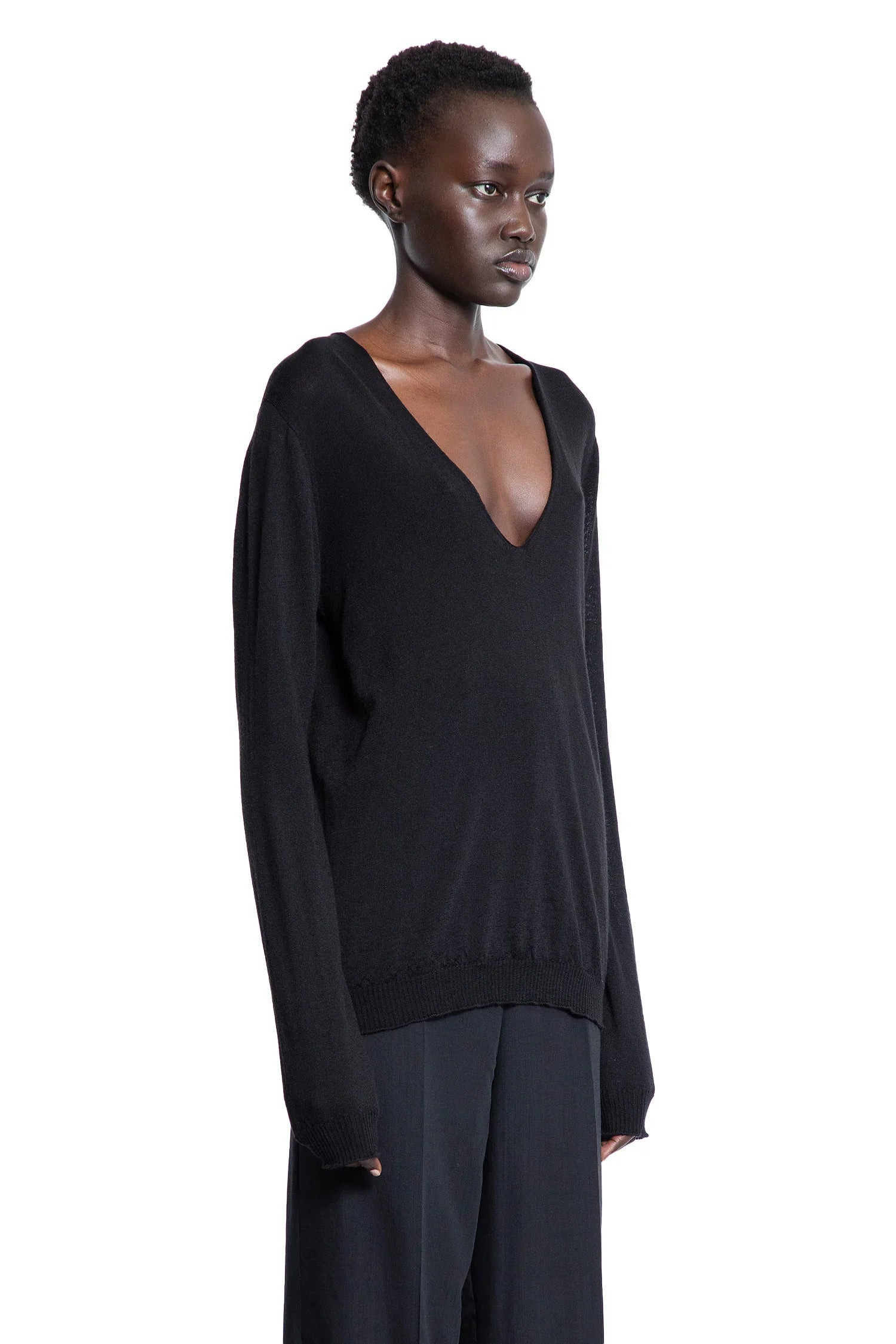 Hollywood-V-Neck-In-Lightweight-Rasato-Knit - 2