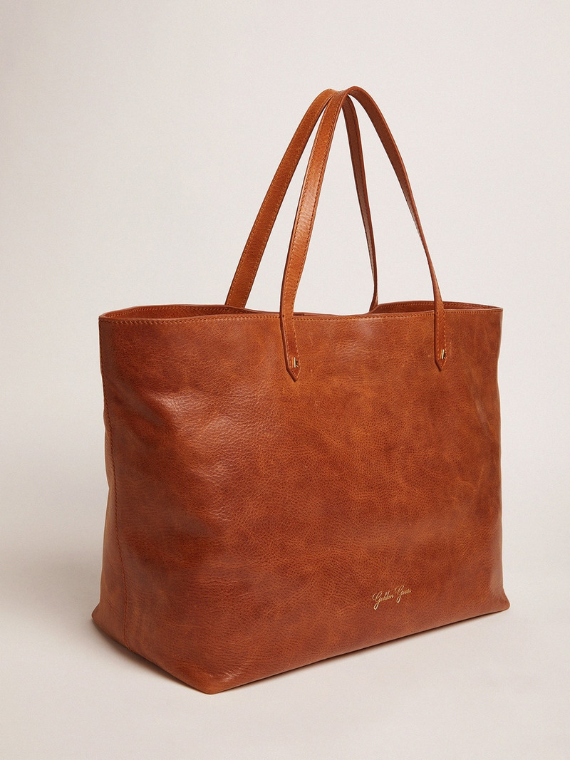Pasadena Bag in tan-colored glossy leather with gold logo on the front 5