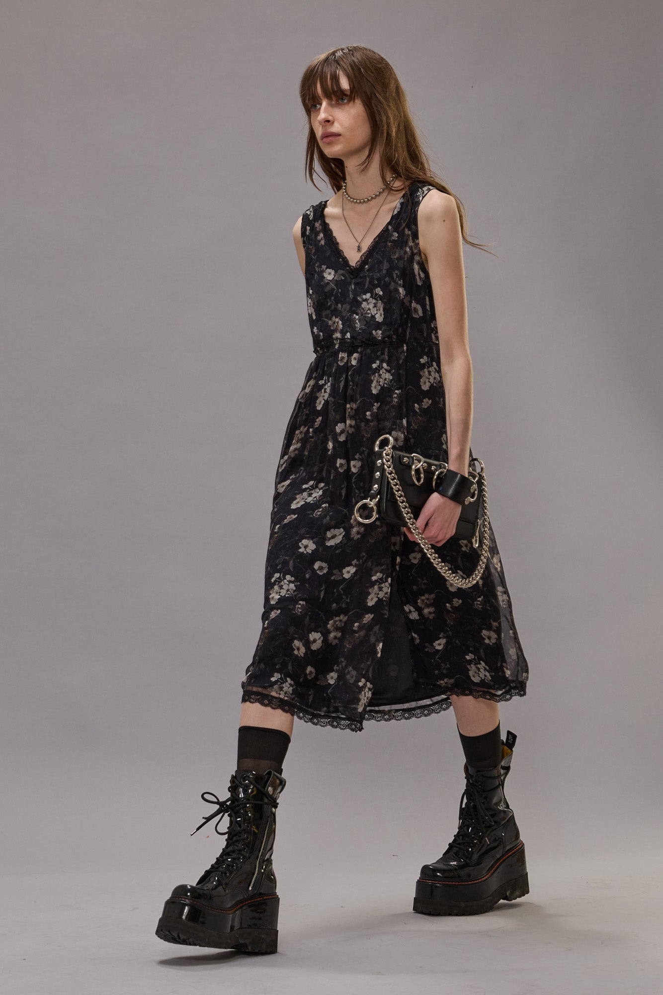 SLEEVELESS V-NECK MIDI - 2