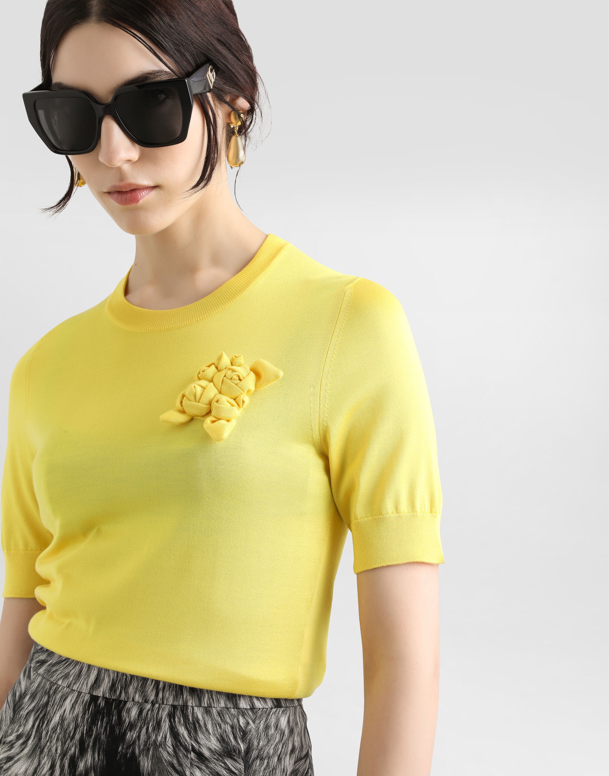 Short-sleeved silk sweater with flower embellishment - 4