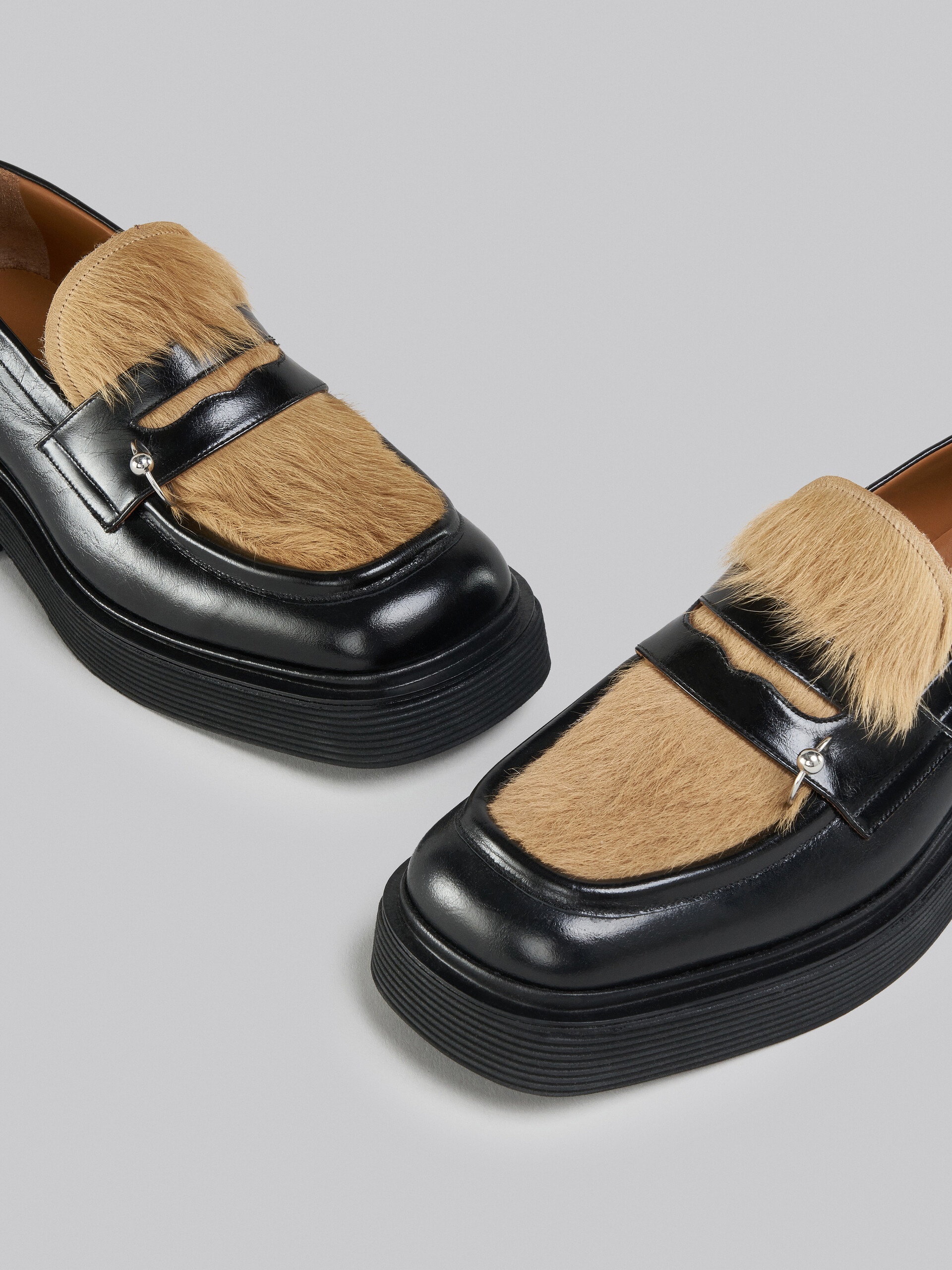 BLACK LEATHER AND BEIGE LONG HAIR CALFSKIN MOCCASIN - 5