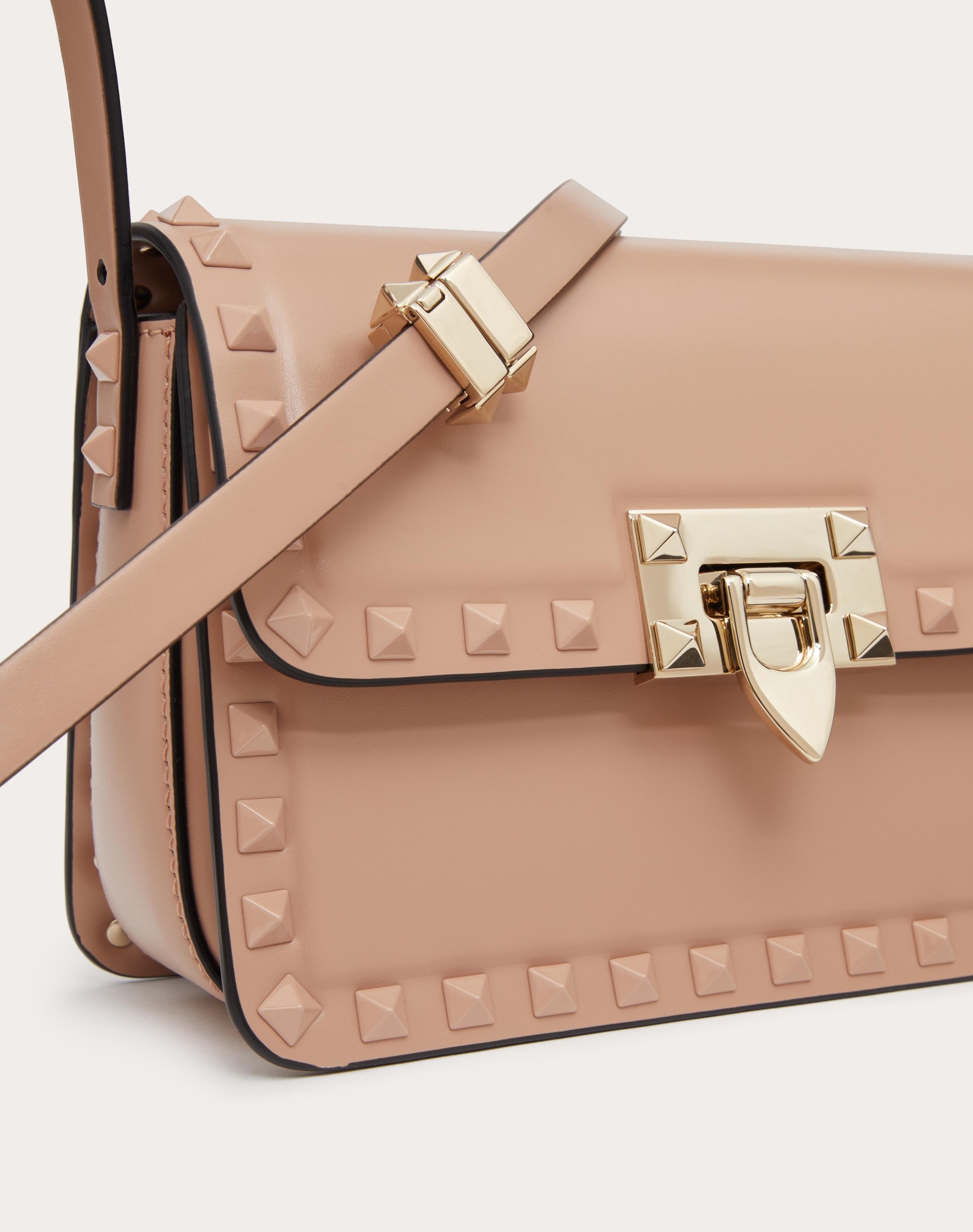 ROCKSTUD23 SMOOTH CALFSKIN SHOULDER BAG