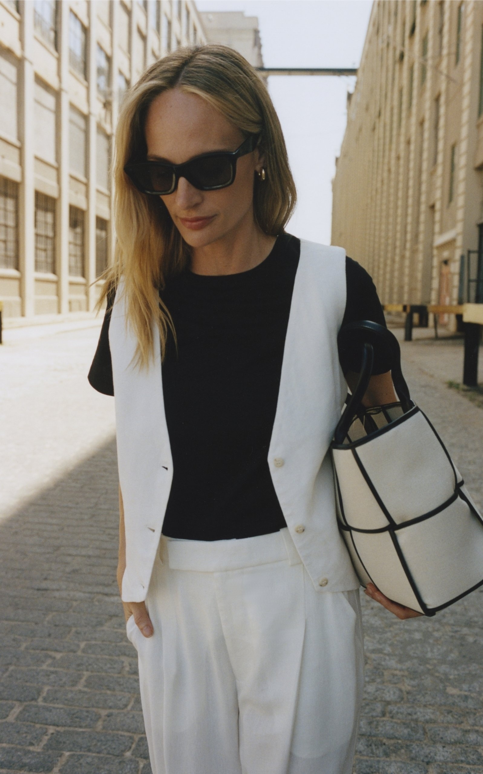 Totême The Regulars sunglasses black | REVERSIBLE