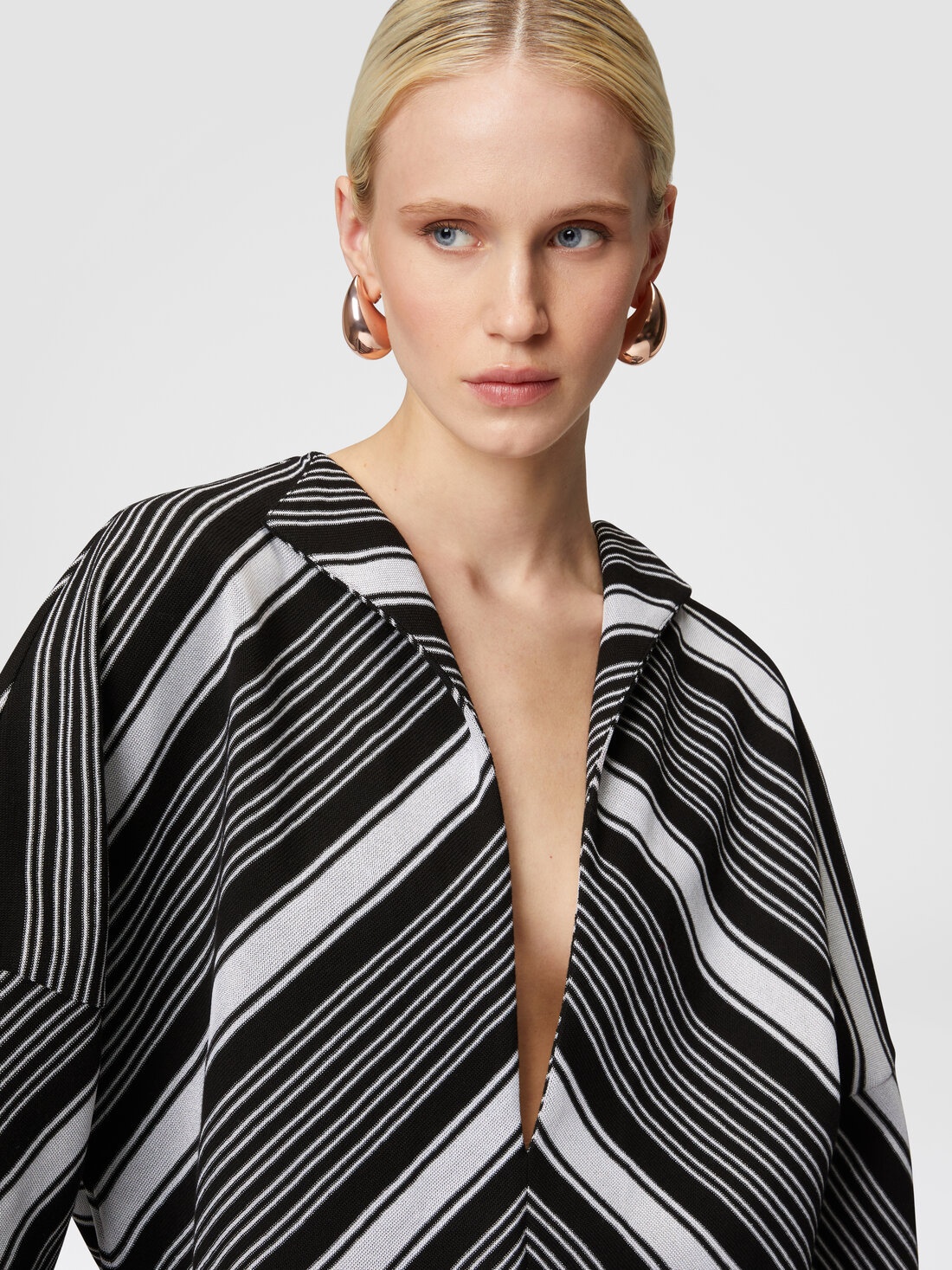 Mini-dress with oversized sleeves and plunging V-neckline - 5