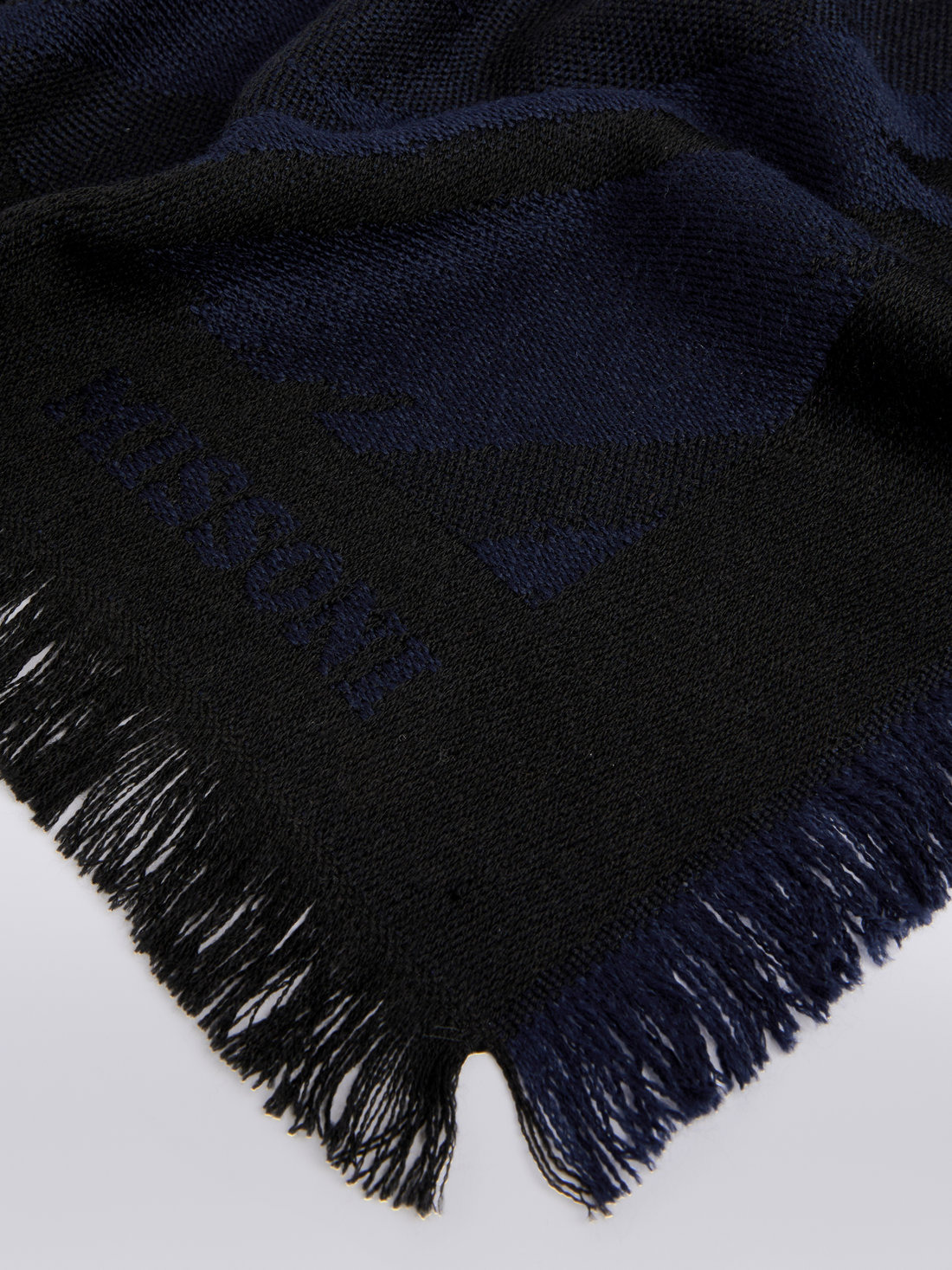 Slub wool shawl with frayed edges - 2