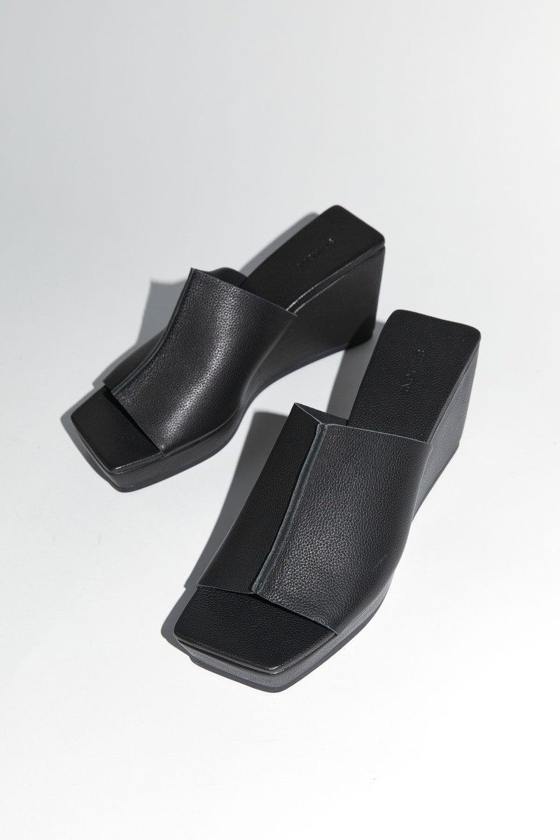 ST. AGNI Maria Wedge - Black outlook