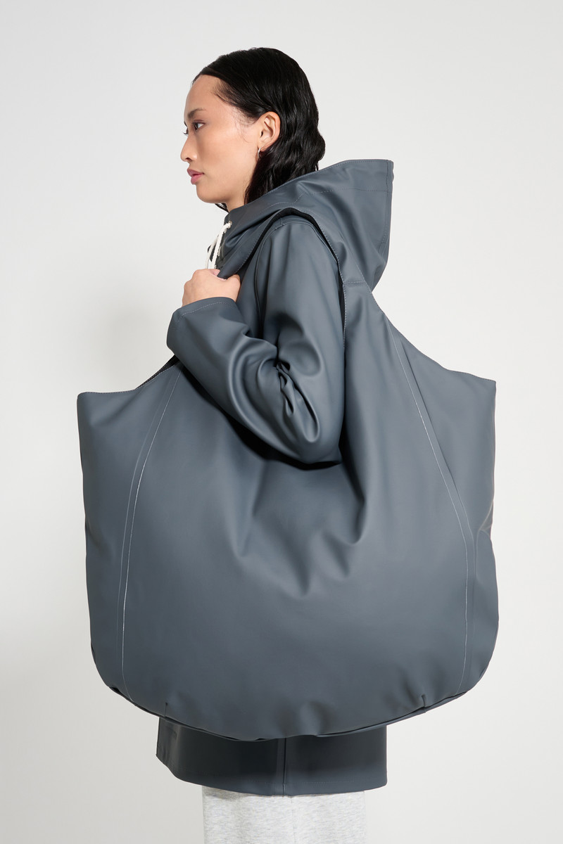 Stutterheim Svea Puffer Bag Charcoal outlook