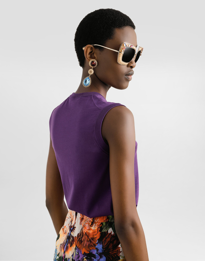 Silk tank top with flower brooch 5