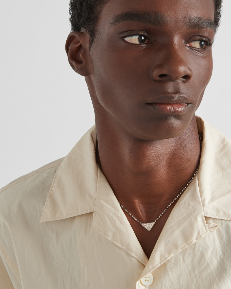 Eternal Gold mini triangle pendant necklace in white gold and diamonds 7