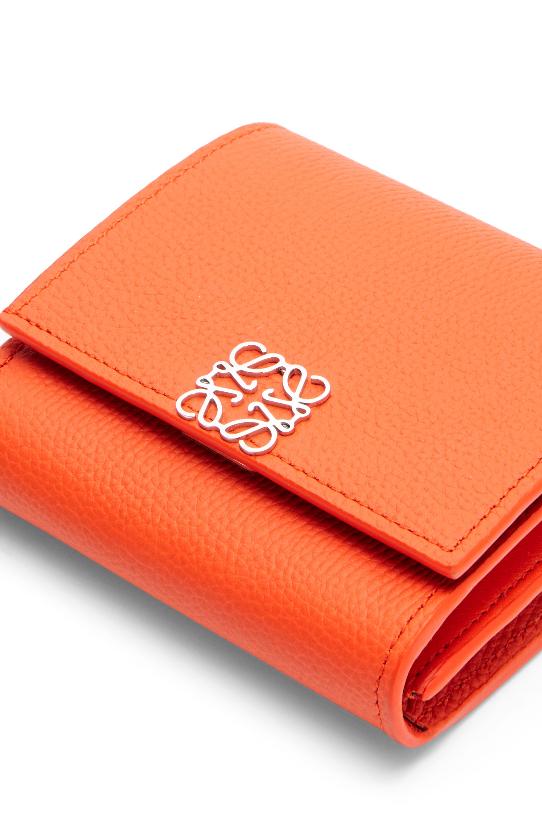 Anagram compact flap wallet in pebble grain calfskin - 5