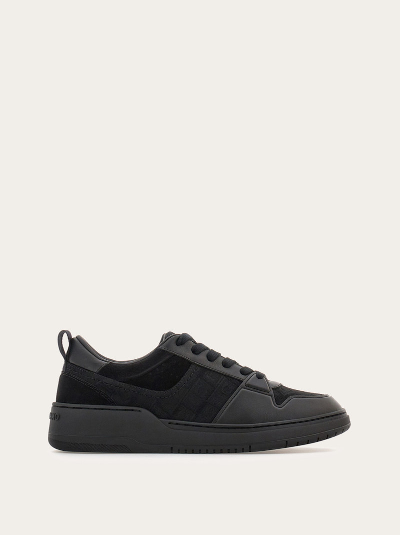 Low top sneaker 1