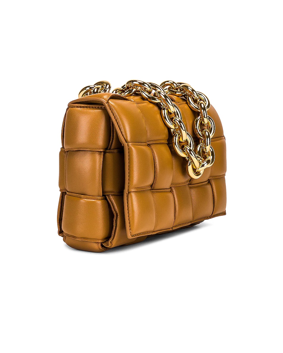 【送料/関税込】Bottega Veneta Chain Cassette Crossbody Bag Bottega Veneta Chain Cassette Leather Crossbody Bag