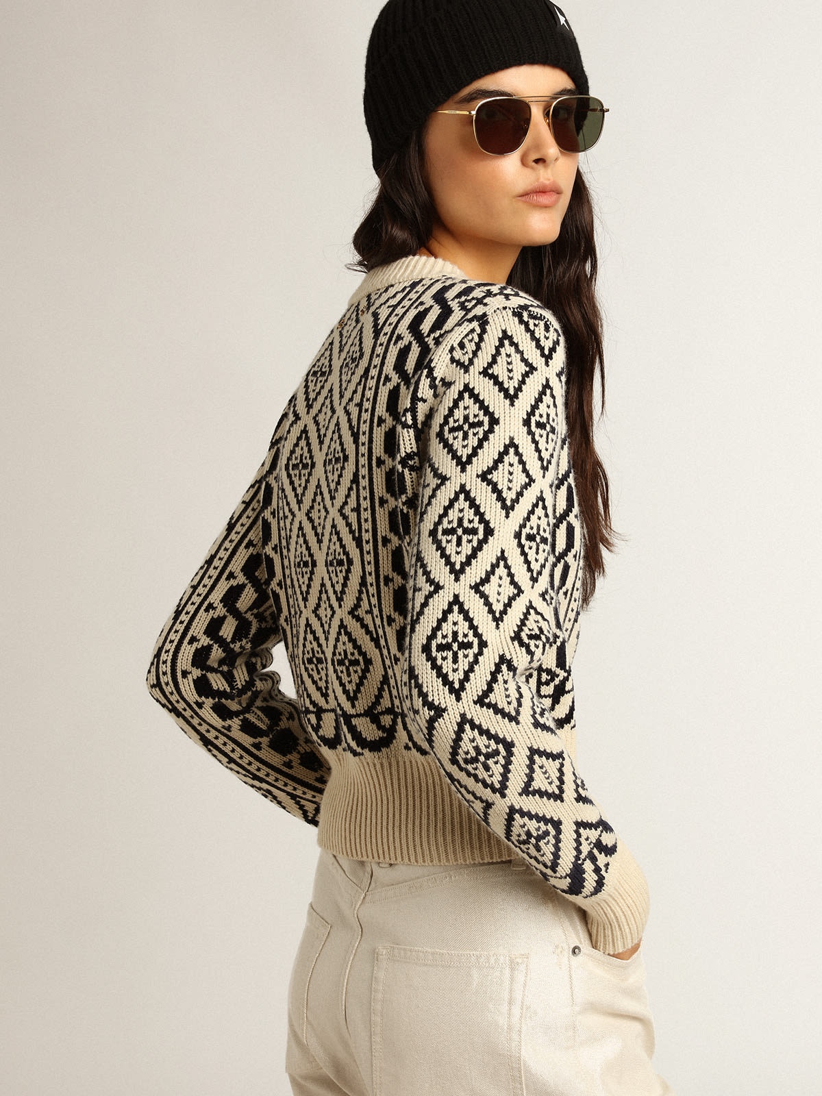 Cropped round-neck sweater with parchment and blue geometric pattern - 4