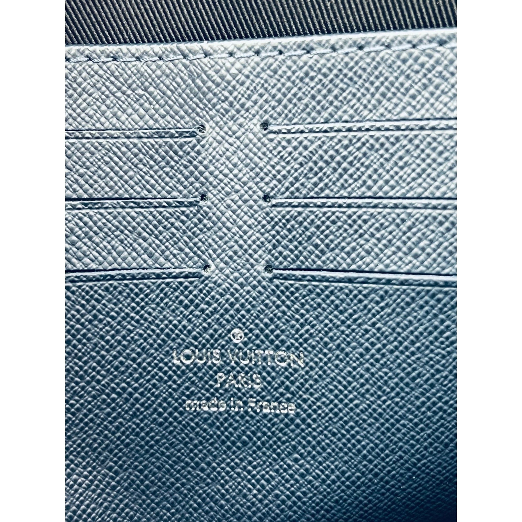 Louis Vuitton Pochette Voyage MM Taiga Dark Blue Leather Hand Bag Limited Edition - 12
