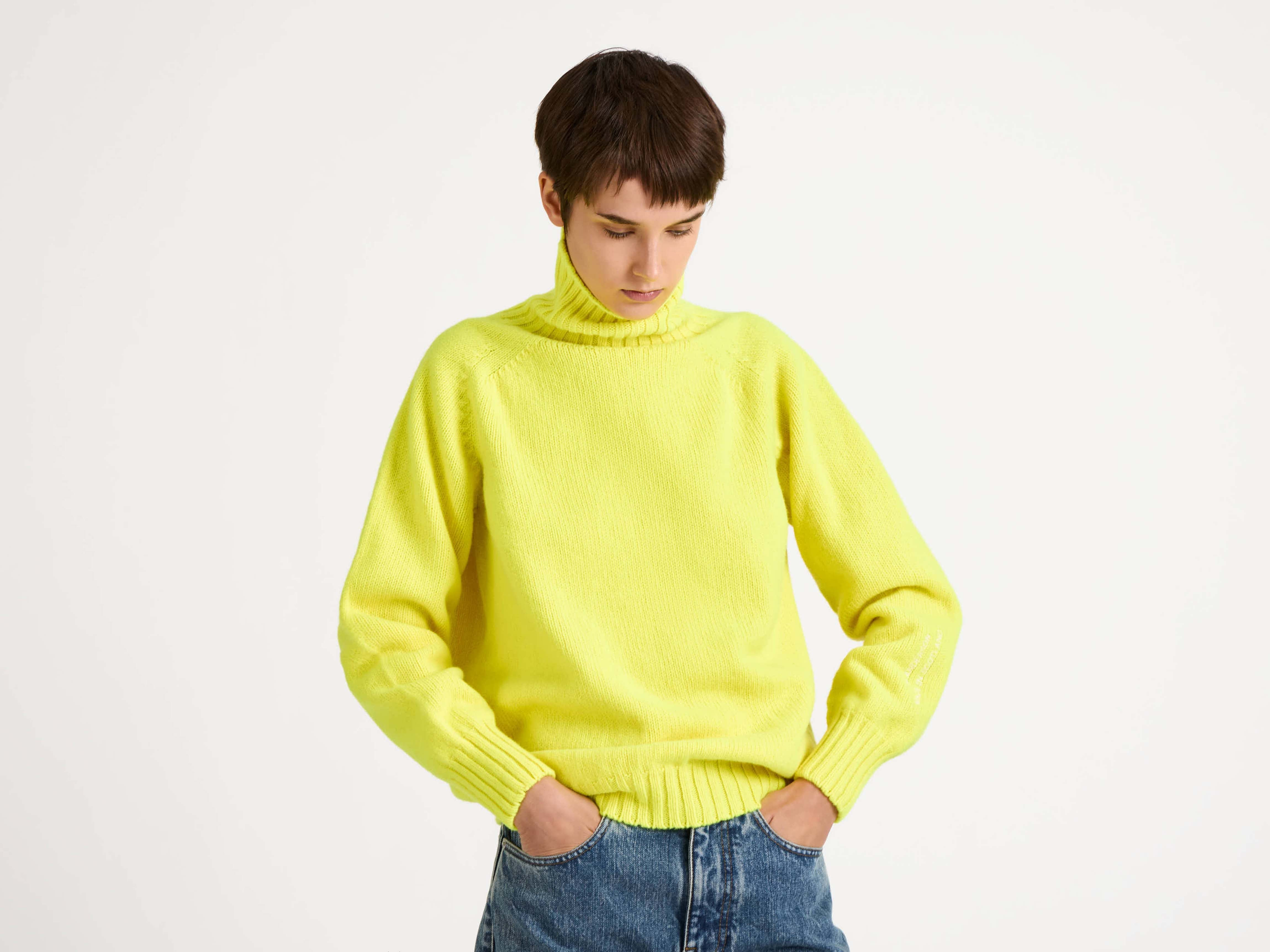 TURTLENECK JUMPER IN NEON YELLOW - 4