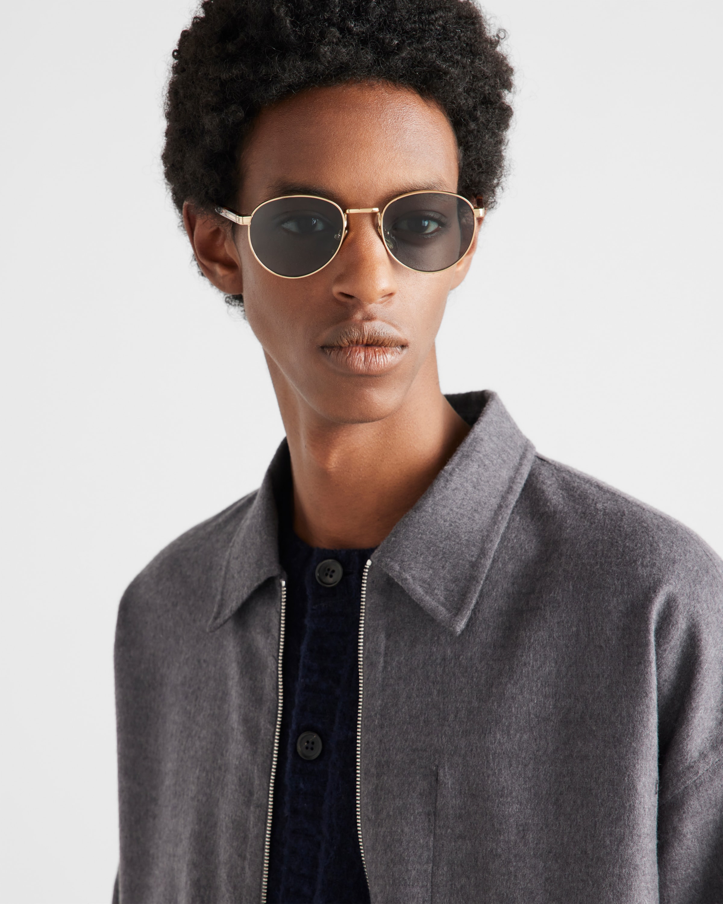 Sunglasses with the iconic metal plaque - 6