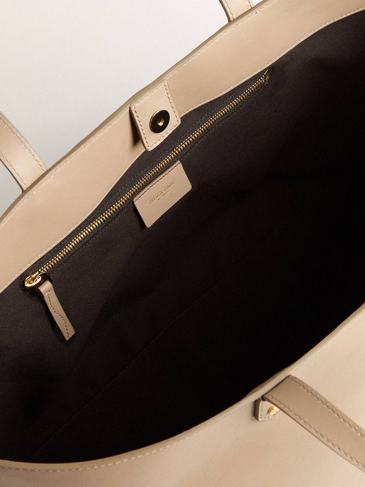 Dove-gray Pasadena Bag in smooth leather with gold logo - 5