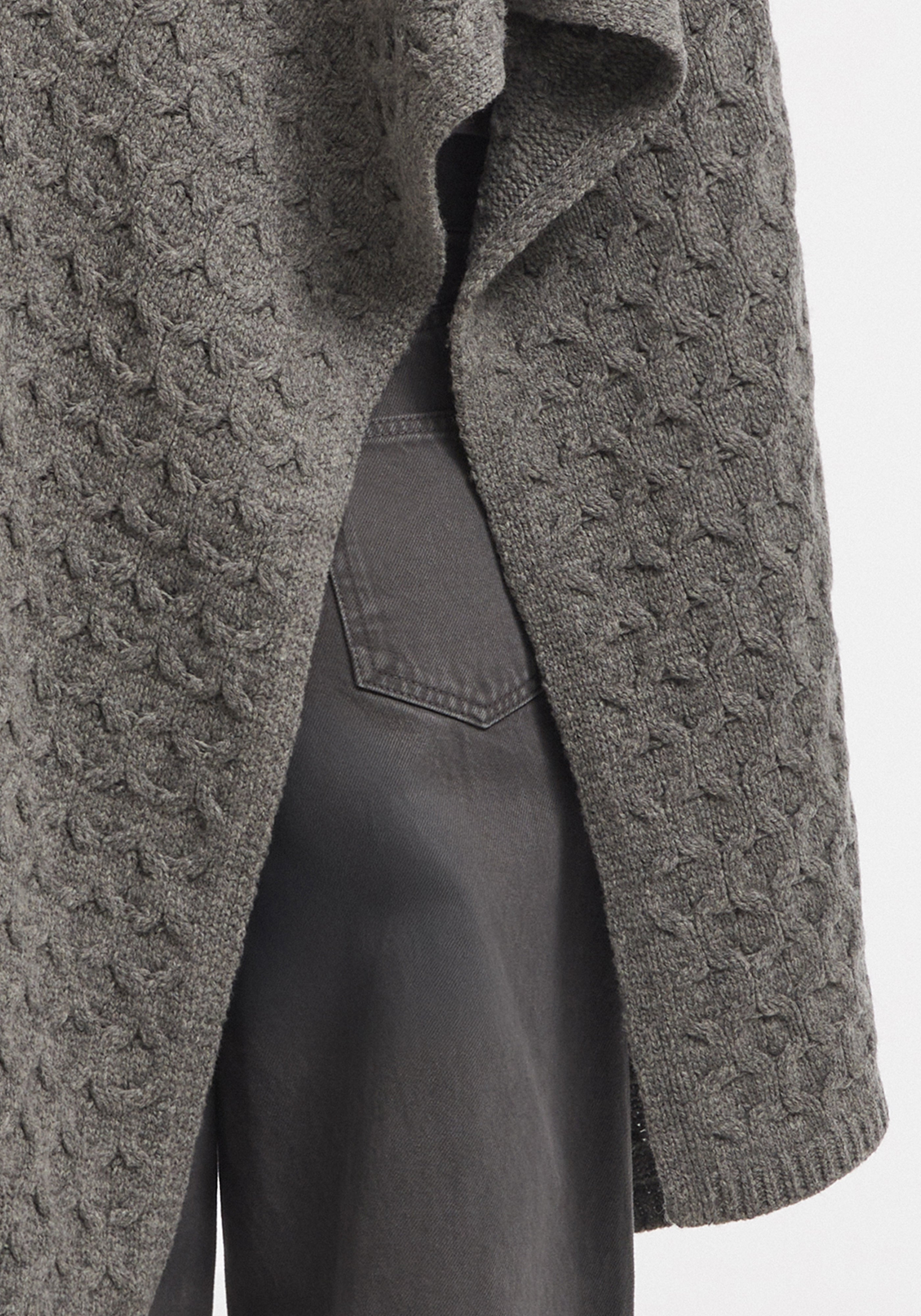 ELLIE
Cable-knit merino cape - 5